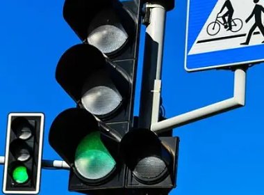 山东男子骑摩托等绿灯时被后车撞倒，随后发现司机是女友，这是什么缘分？