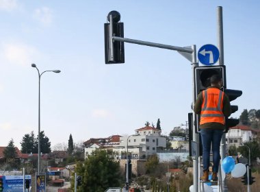 山东男子骑摩托等绿灯时被后车撞倒，随后发现司机是女友，这是什么缘分？