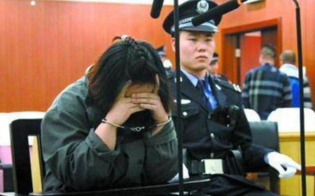 25岁女孩无力偿还网贷，深夜竟勒死自己的亲生母亲？