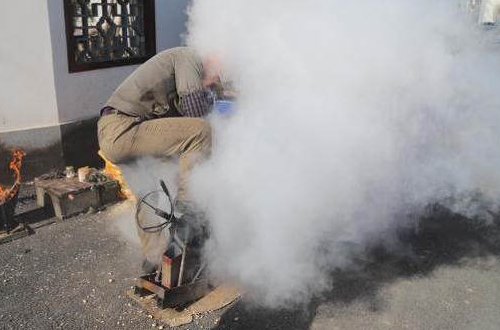 贵州贵阳一男子对墙爆爆米花瞬间被气体冲飞，当时的情况有多危险？
