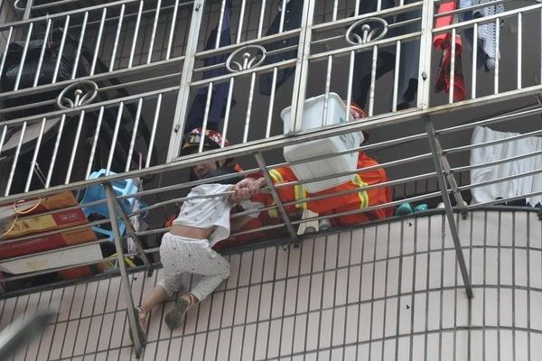 3年前勇接坠楼男童的杭州孕妇的女儿患肿瘤，网友给其送上了怎样的帮助？