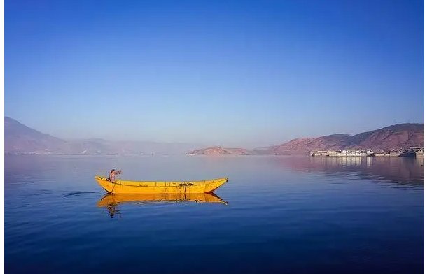 柳花飞入正行舟,卧引菱花信碧流的意思
