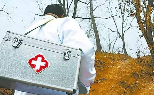 医生遗愿穿戴整齐捐给国家，他的什么精神值得我们学习？