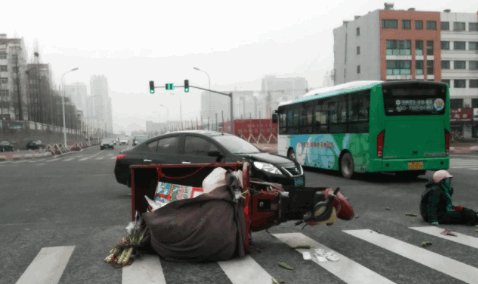 常德发生一起交通事故，现场有人员受伤，事故现场的具体情况如何？