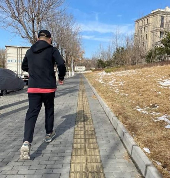 德云社岳云鹏妻子晒两人跑步照，哪些细节值得关注？