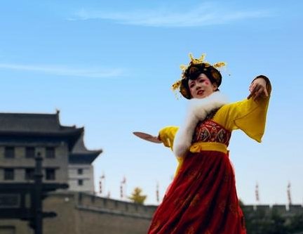 不倒翁小姐姐回归国庆大唐不夜城首秀，游客热情不减，首演是否依旧震撼？