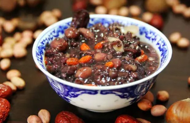 腊八粥这篇课文主要讲了什么内容？