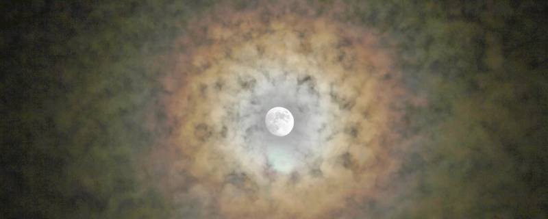 月亮旁边有彩虹是怎么回事