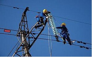 为了安全，高压线路通常采用绝缘导线