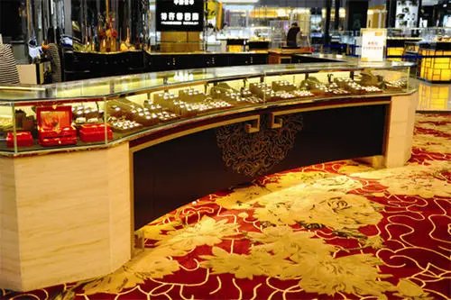 呼市男子持刀抢金店被便衣民警当场抓获，如何站在法律角度看待此事？