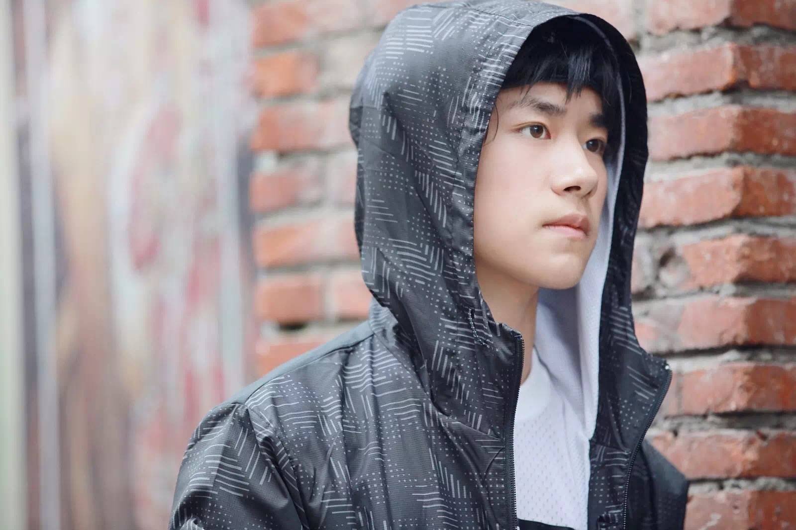 易烊千玺说无聊一天出门走走，他都出门做了什么？