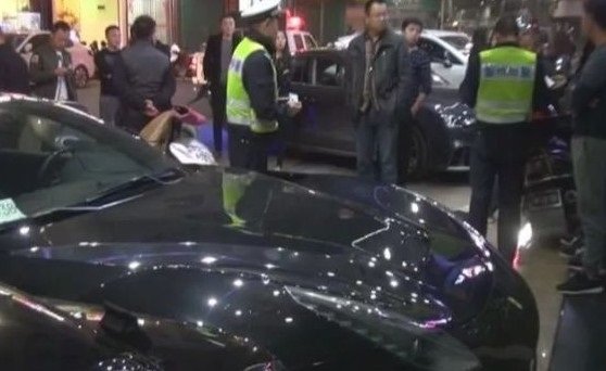 豪车被撞说免赔，车主为什么不要赔？