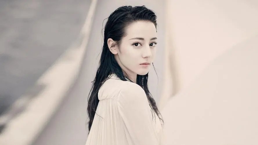 《与君初相识》：迪丽热巴再演九尾狐，她对这样的角色是否更得心应手？