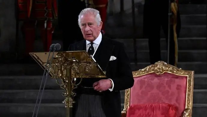 签字时钢笔漏水弄脏手，查尔斯三世又生气了，这么低级的错误为何会出现？