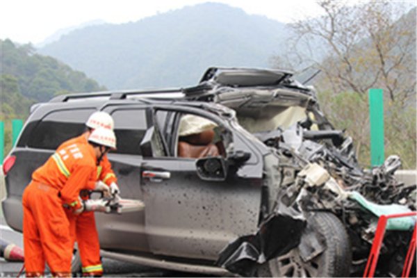 对于老人车祸受伤，民警“咆哮式”开道送医，这样的行为会有人反感吗？
