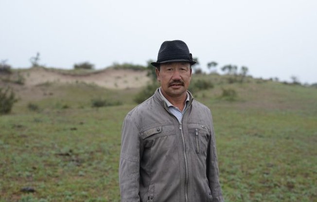 蒙古歌曲《梦中的额吉》的歌词，要准确的！