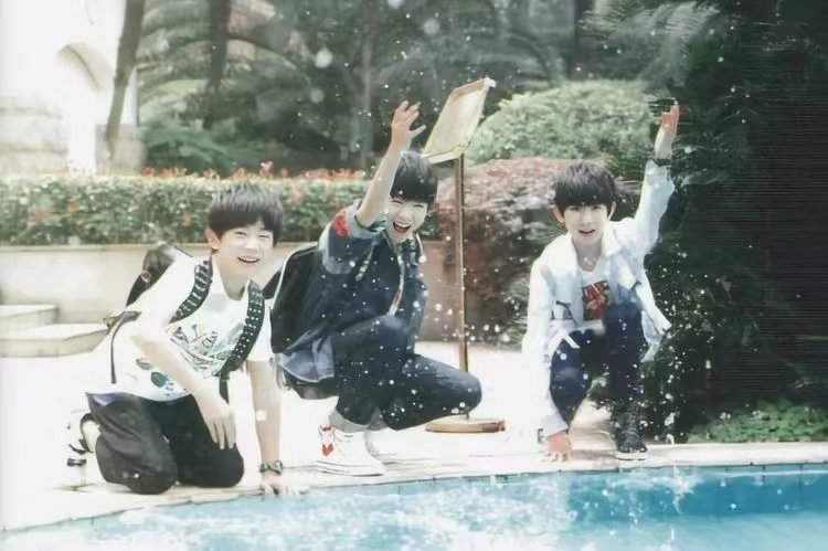 TFBOYS组合微博更改小尾巴，怎样看待此团多年不合体？