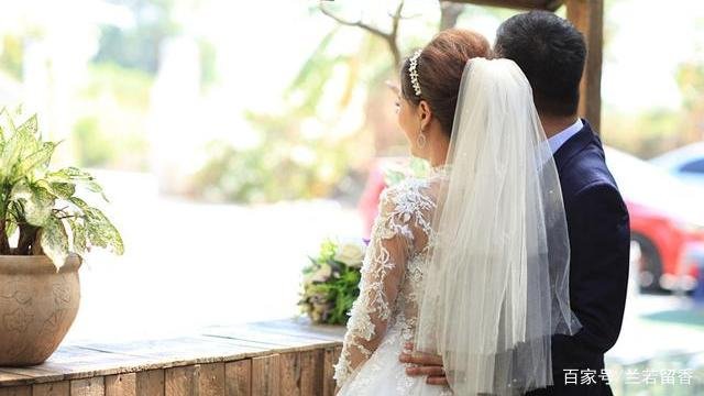 丈夫和妻子说，婆婆是长辈，儿媳妇要隐忍，妻子是如何回复的？