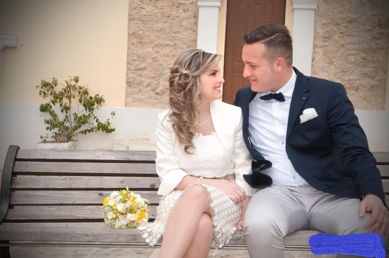 平时跟男朋友去吃饭时，要面对面坐还是坐一起？