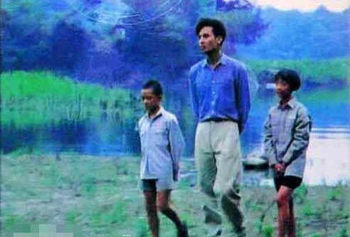 “天上的星星不说话，地上的娃娃想妈妈”这是哪首歌的歌词？