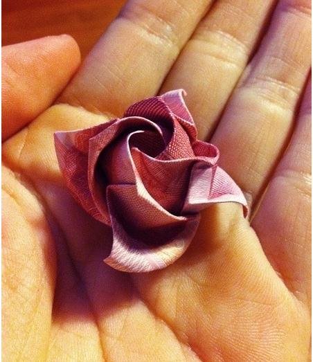 折玫瑰花成了大家心仪的对象，怎样用钱折玫瑰花呢？