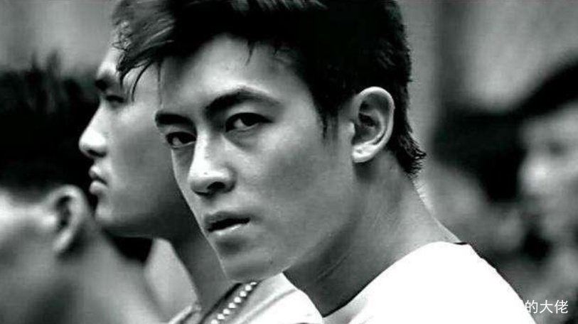 无间道里，为什么陈冠希要撞死刘嘉玲？