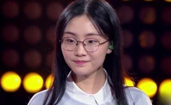 郭沁个人资料简介 腿是怎么回事为什么坐在椅子上唱