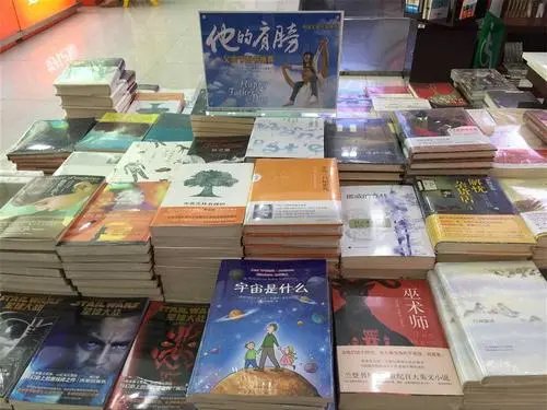 启东3名学生坠楼后，多家书店下架玄幻类小说，学生坠楼与看小说有关吗？