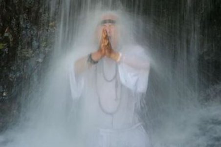 为何有些修行者会在瀑布下打坐？