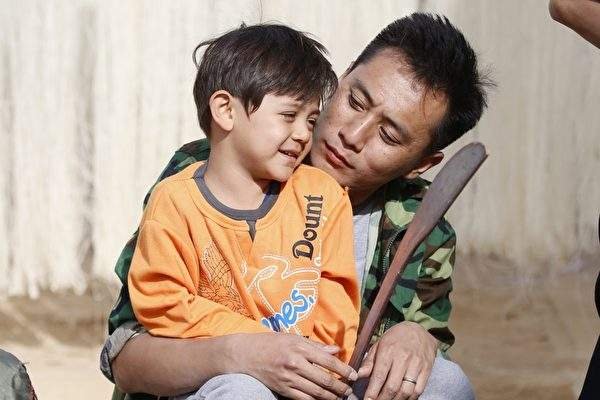 为什么说在大城市年轻人都是拼爹，到农村里父母都是拼儿子？