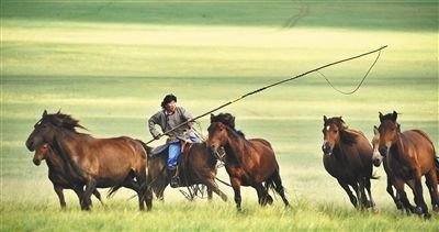 生活在内蒙古大草原的牧民，他们的条件真的很穷吗？