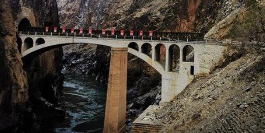 怒江大桥为啥要鸣喇叭？