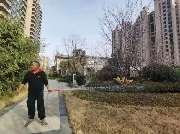 商丘一期房停工，多位业主搬砖自建，为何能将业主逼到这一地步？